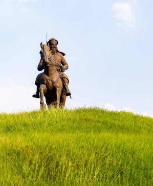 Sikh Savaşçısı Baaj Singh tarihi parkın altındaki at üstünde heykel