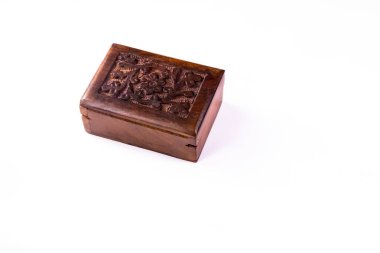 Beyaz arka planda kahverengi ahşap bir kutunun orta açısı. Ayurvedic ilaç konsepti
