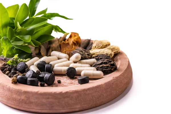 Ayurvedische Medizin Großaufnahme Von Verschiedenen Indischen Gewürzen Mit Ayurvedischen Medikamenten — Stockfoto