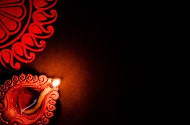 Diwali 'de çok güzel bir kil lamba. Fotokopi uzayı ile Red Rangoli tasarımı. Işık konseptleri festivali