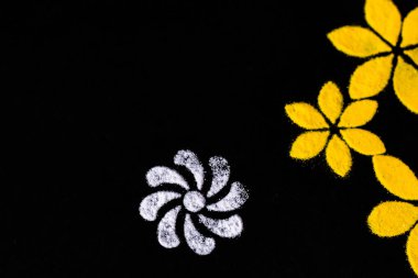 Siyah arkaplanda Rangolis 'in güzel üst manzarası ve solunda fotokopi alanı. diwali konsepti