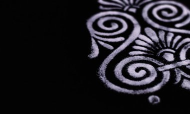 Koyu arkaplanda güzel beyaz Rangoli 'nin fotokopi alanı ile yakın plan çekilmiş hali. diwali konsepti