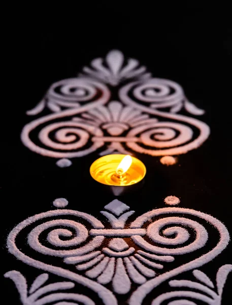 Úžasný Záběr Bílých Rangoli Krásné Lampy Černém Pozadí Festival Světelné — Stock fotografie