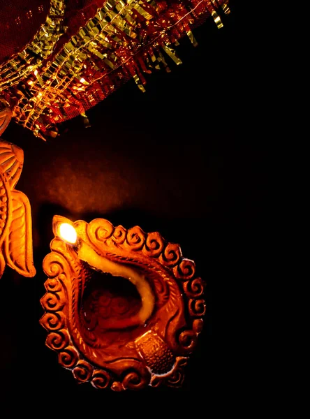 Portrétní Fotografie Terakotové Lampy Červeným Zlatým Chunari Černém Pozadí Diwali — Stock fotografie