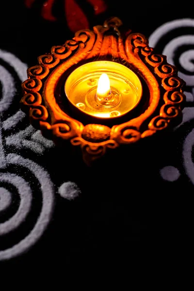 Поэтический Вид Сияющей Латунной Лампы Ранголисом Черном Фоне Концепция Deepawali — стоковое фото
