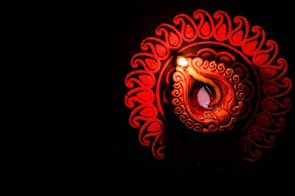 Diwali 'deki güzel kil lamba manzarası. Fotokopi alanı ve çiçek adanmışlığı olan Red Rangoli sanatı. Işık festivali konsepti