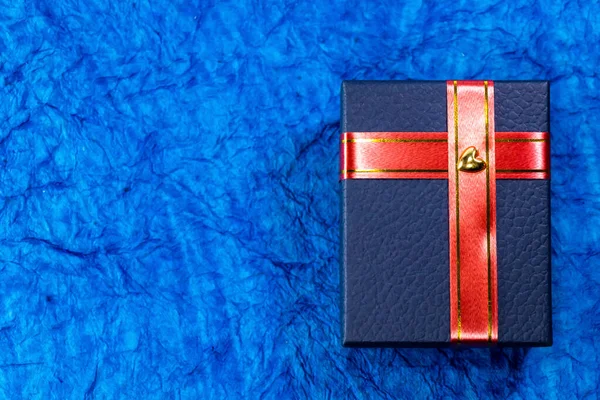 Niebieskie Pudełko Czerwoną Wstążką Naklejką Sercu Pomysł Prezent Ślubny — Zdjęcie stockowe