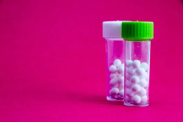 Zbliżenie Leku Homeopatycznego Składającego Się Tabletek Butelki Zawierającej Płynną Substancję — Zdjęcie stockowe