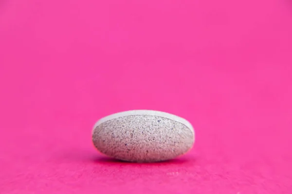 Pigułka Odizolowana Różowo Ścieżką Wycinania Koncepcja Medycyny Farmacji — Zdjęcie stockowe