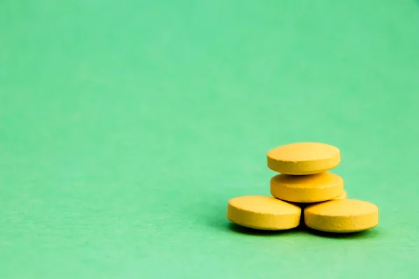 Żółte Tabletki Odizolowane Zielonym Tle Ścieżką Wycinania Koncepcja Medycyny Farmacji — Zdjęcie stockowe