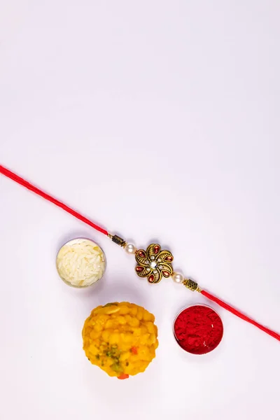 Indian Festival Konseptet Elegant Rakhi Med Riskorn Kumkum Flat Blikkboks – stockfoto