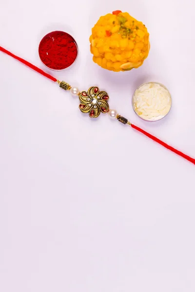 Концепція Індійського Фестивалю Елегант Ракі Рисовими Зернами Кумкумом Плоскій Скриньці — стокове фото