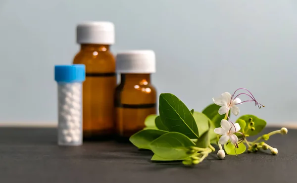 Homeopathische Pillen Vloeistof Gedefocust Achtergrond Met Groene Bladeren Gericht — Stockfoto