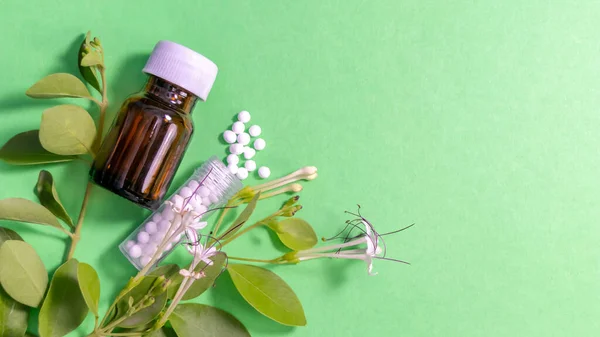 Scattered Homeopathic Medicines Glass Bottle Leaves Green Background — Stock Photo, Image