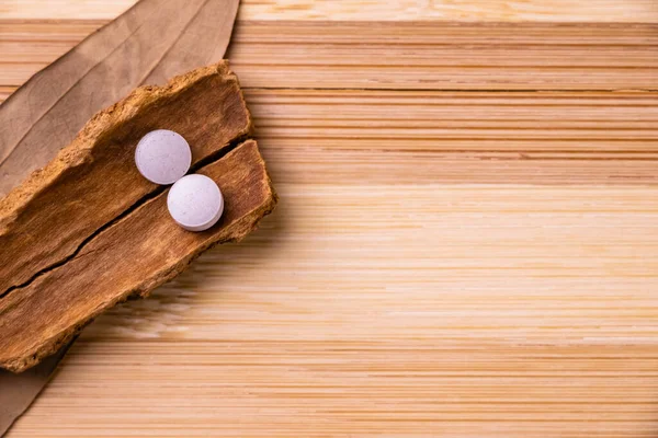 Vue Dessus Deux Médicaments Ayurvédiques Blancs Avec Bâton Cannelle Feuille — Photo