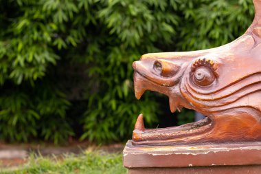 Japon halk masallarındaki canavar ningyo gibi bir balığın ağzına yakın çekim. Mitoloji kavramı