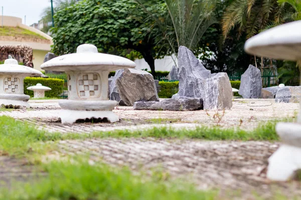 Zen Bahçesinde Arka Planda Palmiyeler Ağaçlar Olan Kayaların Alçak Açılı — Stok fotoğraf
