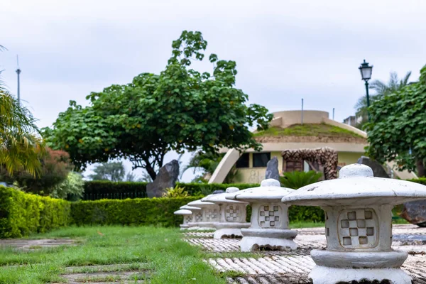 Disparo Bajo Ángulo Jardín Zen Con Una Estupa Budista Borrosa — Foto de Stock