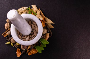 Antik tıp sistemleri konsepti. Ayurvedic tabletlerin üst görünümü 