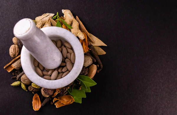 Antik tıp sistemleri konsepti. Ayurvedic tabletlerin üst görünümü 