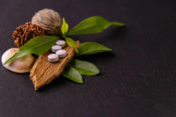 Vier Weiße Tabletten Auf Getrockneter Zimtrinde Mit Grünen Kräutern Und — Stockfoto