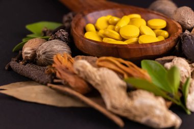 Sarı bitkisel haplar, makro modda tek bir noktaya odaklanma, bitkisel ilaç konsepti