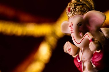 Fotokopi alanı olan bulanık ve altın arkaplandaki Ganpati heykelinin Hollanda açılı fotoğrafçılığı. gelenek ve kültür kavramı