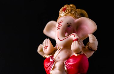 Düşük açılı kenar manzaralı güzel Ganesha heykelinin kutsanmış hali. Hinduizm kavramı