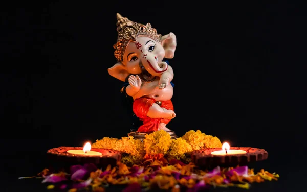 Hermosa Fotografía Estatua Ganpati Con Dos Lámparas Brillantes Flores Fondo — Foto de Stock