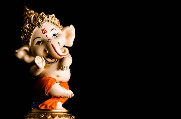 Zbliżenie Fotografii Pięknej Posągu Ganesha Stojących Czarnym Tle Koncepcja Religijna — Zdjęcie stockowe