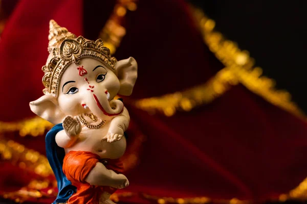 Vista Frontale Della Statua Ganpati Posa Benedizione Contro Sfondo Rosso — Foto Stock