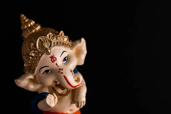 Wysoki Kąt Fotografii Pięknej Posągu Ganesha Czarnym Tle Kultura Koncepcja — Zdjęcie stockowe