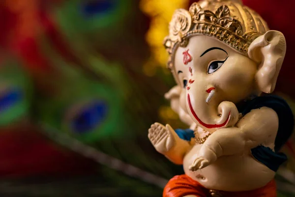 Makro Zbliżenie Piękny Posąg Ganesha Rozmyte Czerwone Złote Pawie Pióro — Zdjęcie stockowe