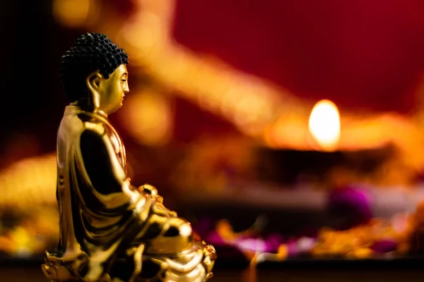 Посередині Крупним Планом Статуя Будди Розмитим Сяючим Лампою Задньому Плані — стокове фото