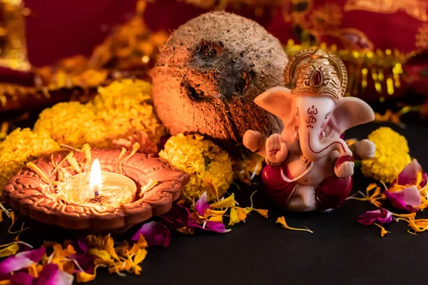 Szerokie Ujęcie Świecącej Diyi Posągiem Ganesha Suchym Kokosem Płatkach Kwiatów — Zdjęcie stockowe
