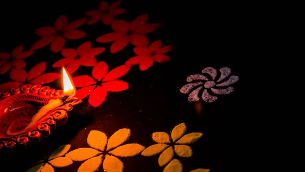 Girado Cerca Impresionante Brillante Diya Rojo Blanco Amarillo Rangolis Sobre — Foto de Stock