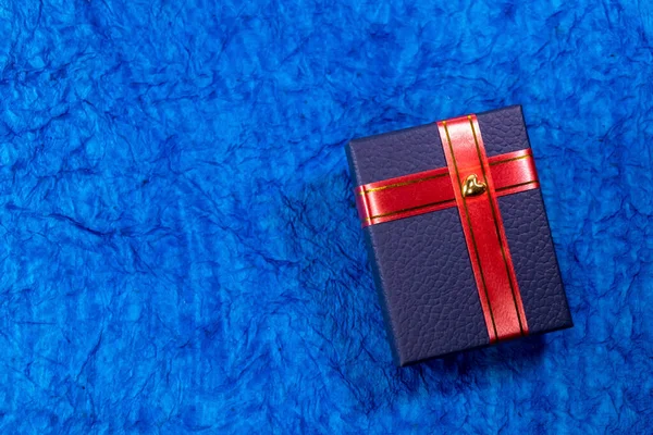 Bovenaanzicht Van Een Blauwe Geschenkdoos Met Rood Lint Valentijnconcept — Stockfoto