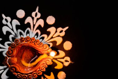 Çok yakın plan, güzel killi diya ve siyah zemin üzerinde beyaz rangoli sanatı ve fotokopi uzayı. Işık konsepti festivali