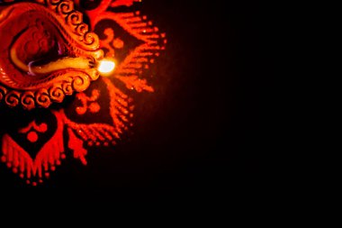 Rangoli sanatının üzerine kil lamba kaplamalı Diwali festivalinin ön görüntüsü. Işık festivali konsepti