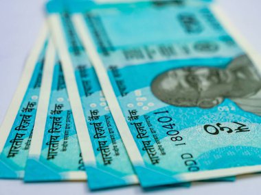 Dört dağınık para notu yüksek açıdan çekilmiş. Ekonomi konseptini yakından gösteriyor.