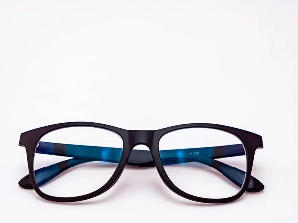 眼科の概念のための白い背景に眼鏡のミニマリストのクローズアップショット — ストック写真