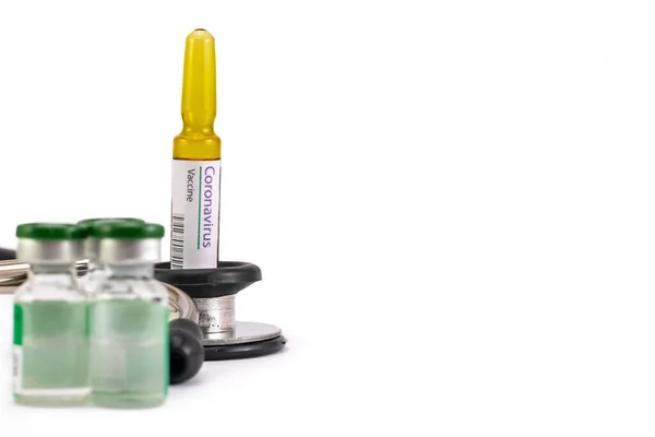 Steteskopun Tepesinde Ilaç Şişeleri Çözünmüş Bir Corona Virüs Ampulü — Stok fotoğraf