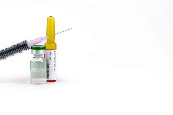 Corona Virüs Aşısı Etiketli Bir Ampulle Bir Şişeye Yerleştirilmiş Bir — Stok fotoğraf
