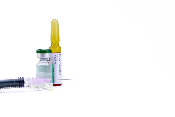 Beyaz Arka Planda Corona Virüs Aşısı Ampulü Bir Enjeksiyon Iğnesiyle — Stok fotoğraf