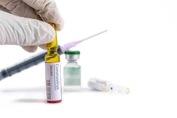 Coronavirus Aşısı Ampulü Beyaz Arka Planda Bulanık Plastik Eldiven Ilaçlarla — Stok fotoğraf