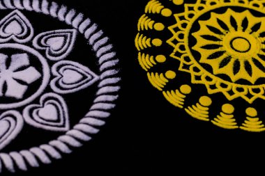 Awoesome White Rangoli ve sarı rangoli dizaynının siyah arkaplanlı yakın çekimi. Deep Awali kavramı