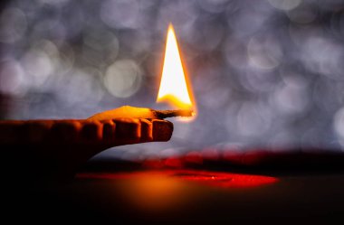 Bokeh arkaplanlı Clay diya 'ya yakın çekim. Işık festivali konsepti