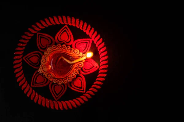 Fotografía Vista Superior Lámpara Terracota Rangoli Rojo Sobre Fondo Negro — Foto de Stock