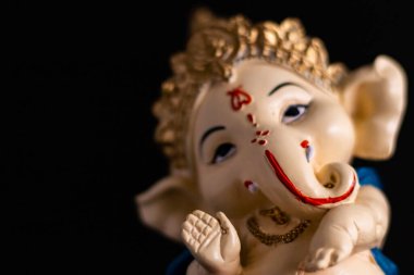  Düşük açılı makro, siyah arkaplanda güzel Ganesha heykelinin yakın plan çekimi. bilgelik kavramı