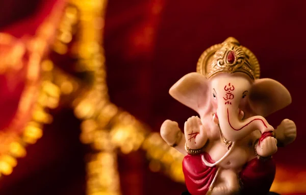 Metà Primo Piano Della Statua Ganesha Sullo Sfondo Rosso Dorato — Foto Stock
